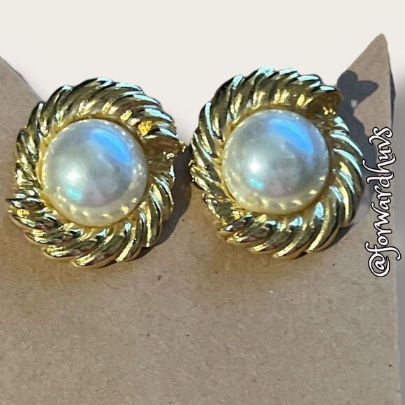 Vintage Gold-Tone Earrings with Faux Pearl Center – Classic Elegance - Picture 8 of 9